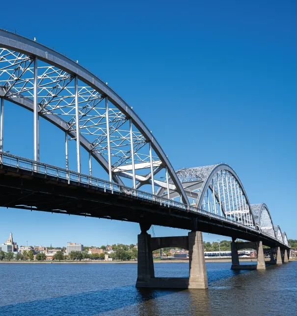 The Centennial Bridge in the Quad Cities viewed from the 爱荷华州 riverfront.