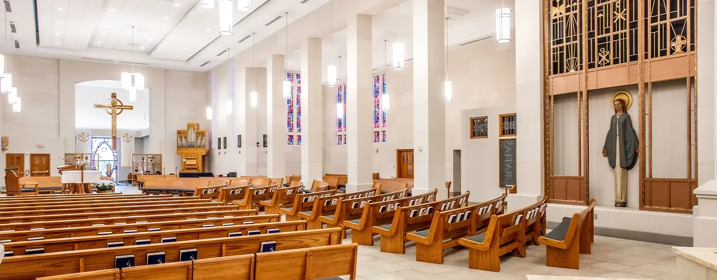 An interior view of the pews of the 基督国王礼拜堂.